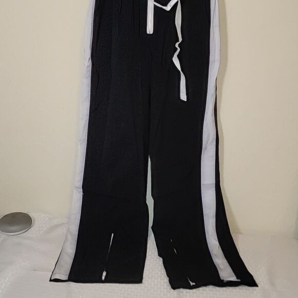 Uniq Jumpsuit in Black and white - Picture 3 of 6